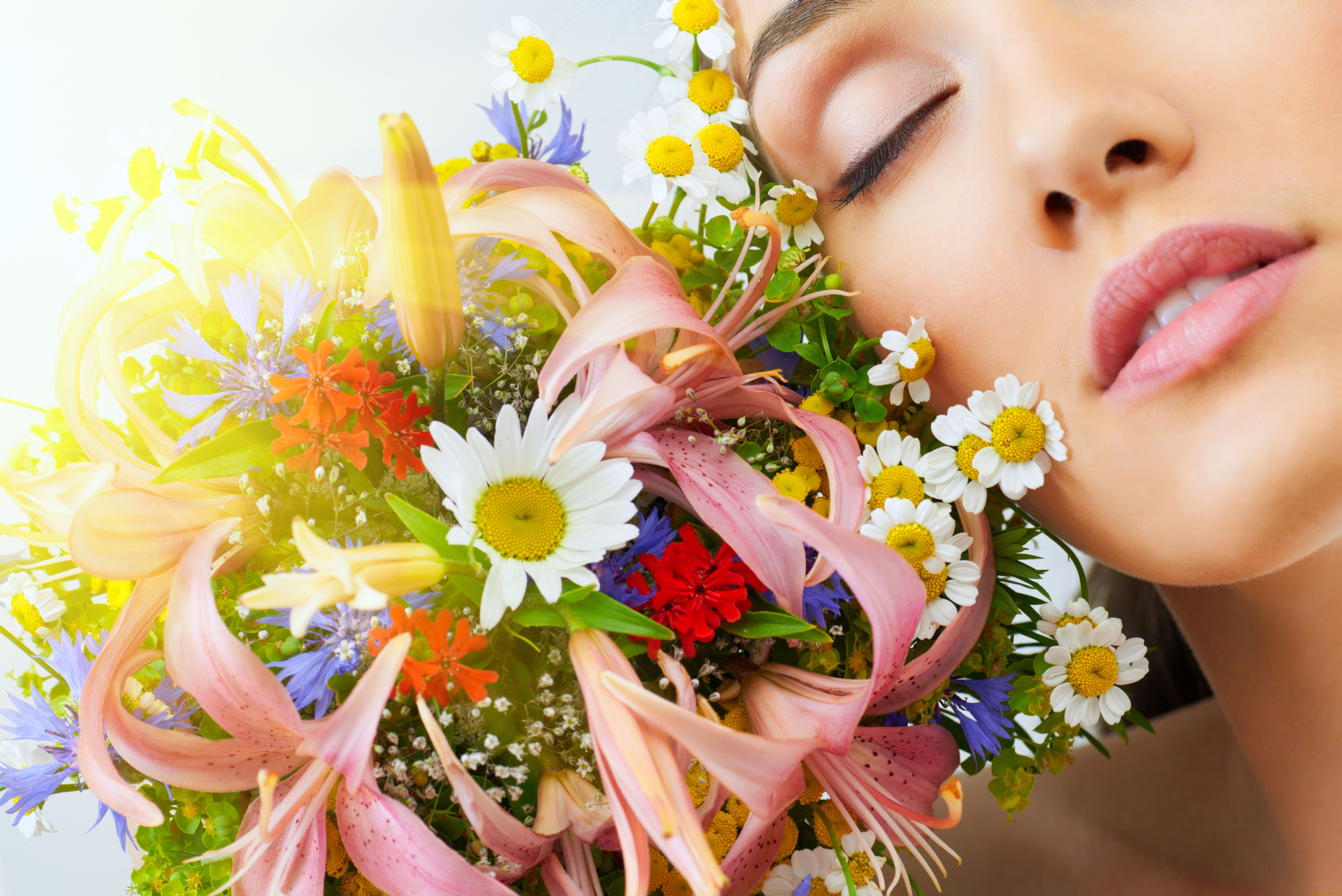 Добрый день женщина цветы. С днем косметолога поздравления. День косметолога. Женщина с цветами. Красота и здоровье.